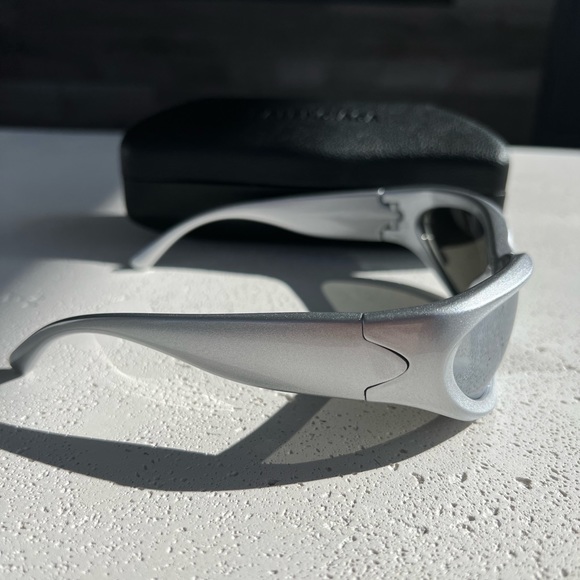Balenciaga swift silver wrap around sunglasses. (SOLD OUT EVERYWHERE) - Picture 6 of 9